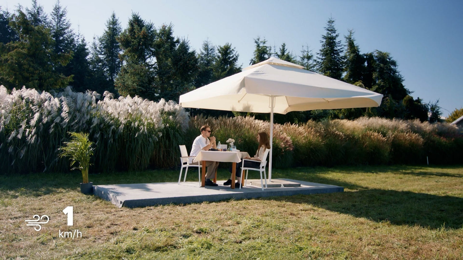 Visste du att vinden kan påverka ditt parasoll? Så förlänger du livslängden.
